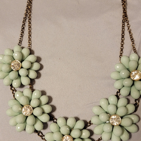 Floral design necklace green - Picture 8 of 9